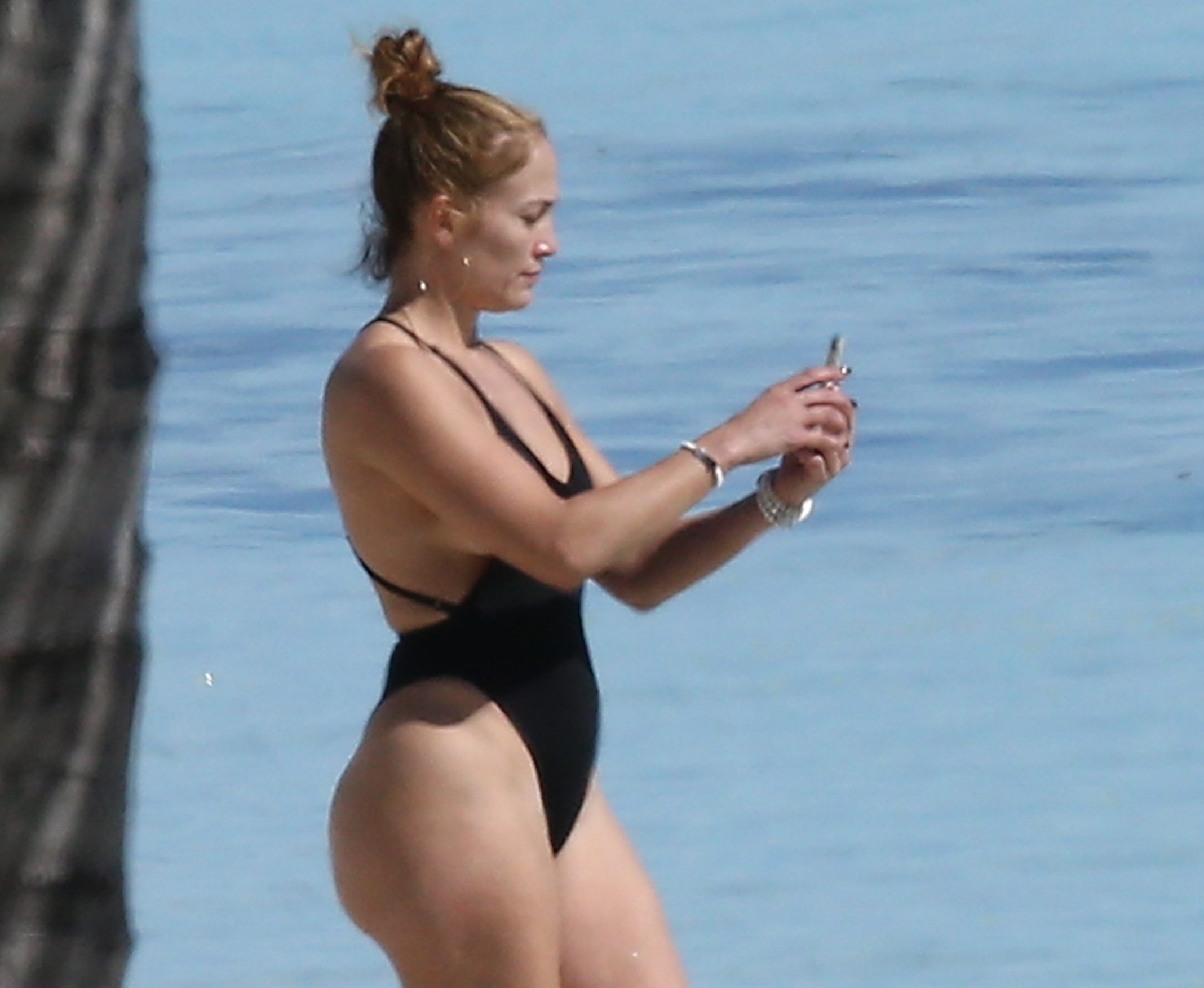 Jennifer Lopez fue captada al natural y en atrevido traje de baño en la  playa - El Diario NY