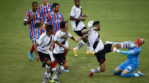 Douglas Friedrich abandonó la cancha tras el golpe.