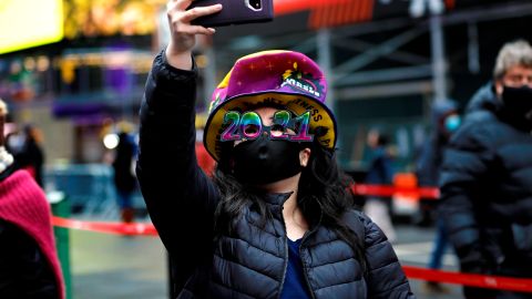 New York (United States), 21/12/2020.- A woman takes a picture of the 2021 light bulb sign, that will be illuminated as part of '2021 New Year's Eve celebration in Times Square in New York, New York, USA, 21 December 2020. Due to Covid-19 restrictions the public will not attend in person in Times Square, the event will be virtual. (Estados Unidos, Nueva York) EFE/EPA/Peter Foley