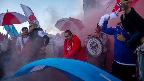 Entre empujones de los hinchas del Millonario, el reportero fue víctima del robo.