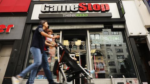 Las acciones de GameStop se disparan y ganan más de $2,000 millones de dólares