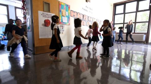 El Distrito Escolar Unificado de San Francisco aprobó la media el martes.