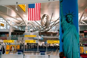Biden ordena que viajeros a Estados Unidos deben mostrar prueba negativa a COVID-19 y seguir cuarentena