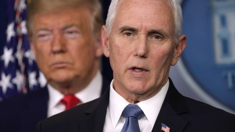 El vicepresidente Mike Pence mantiene la opción de aplicar la Enmienda 25 al presidente Trump, según reportes.