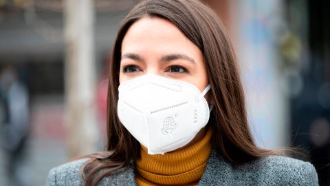 AOC solicita a Biden cancelar $10,000 dólares de préstamos estudiantiles