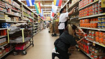Trabajadores de tiendas de comestibles podrían recibir $4 dólares adicionales a su salario por trabajar durante la pandemia