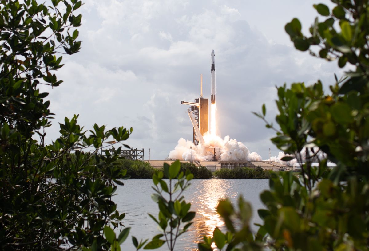 SpaceX busca realizar misiones espaciales a la Luna y Marte. 
