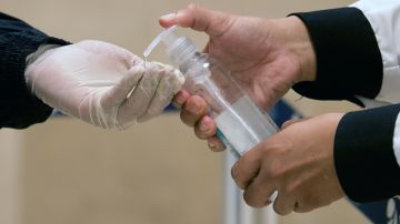 FDA alerta lo peligroso que pueden ser los desinfectantes de manos hechos en México