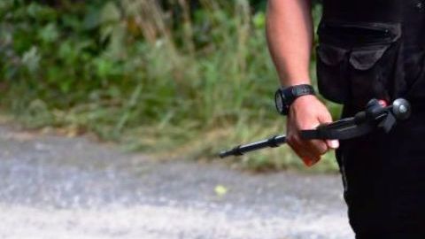 El problema comenzó cuando su perro policía se lesionó