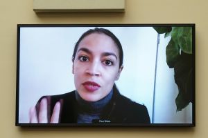 Alexandria Ocasio-Cortez cree que pago base por tercer cheque de estímulo debe ser $2,000 y no $1,400