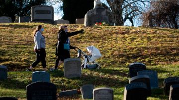 La gente visita el cementerio Green-Wood en el distrito de Brooklyn en Nueva York el 2 de enero de 2021.