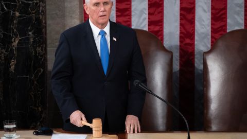 El vicepresidente Mike Pence rechazó tener influencia para bloquear certificación de la elección.