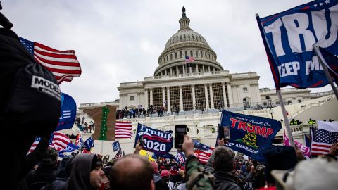 Miembros del movimiento MAGA ingresaron en forma violenta al Capitolio.