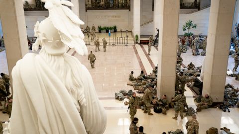 Los militares fueron desplegados en varios puntos del Capitolio.