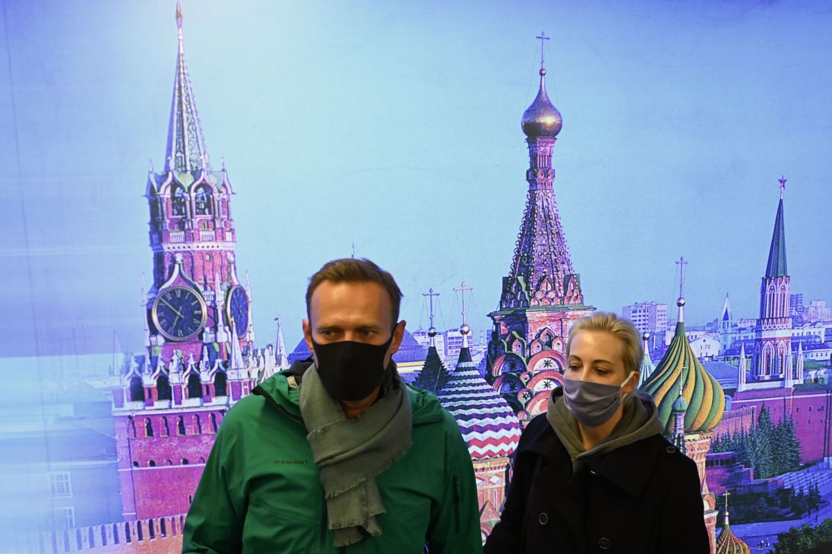 Detienen a líder opositor ruso al aterrizar en Moscú, cinco meses después de su envenenamiento