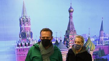 Alexei Navalny y su esposa Yulia al llegar a Moscú.