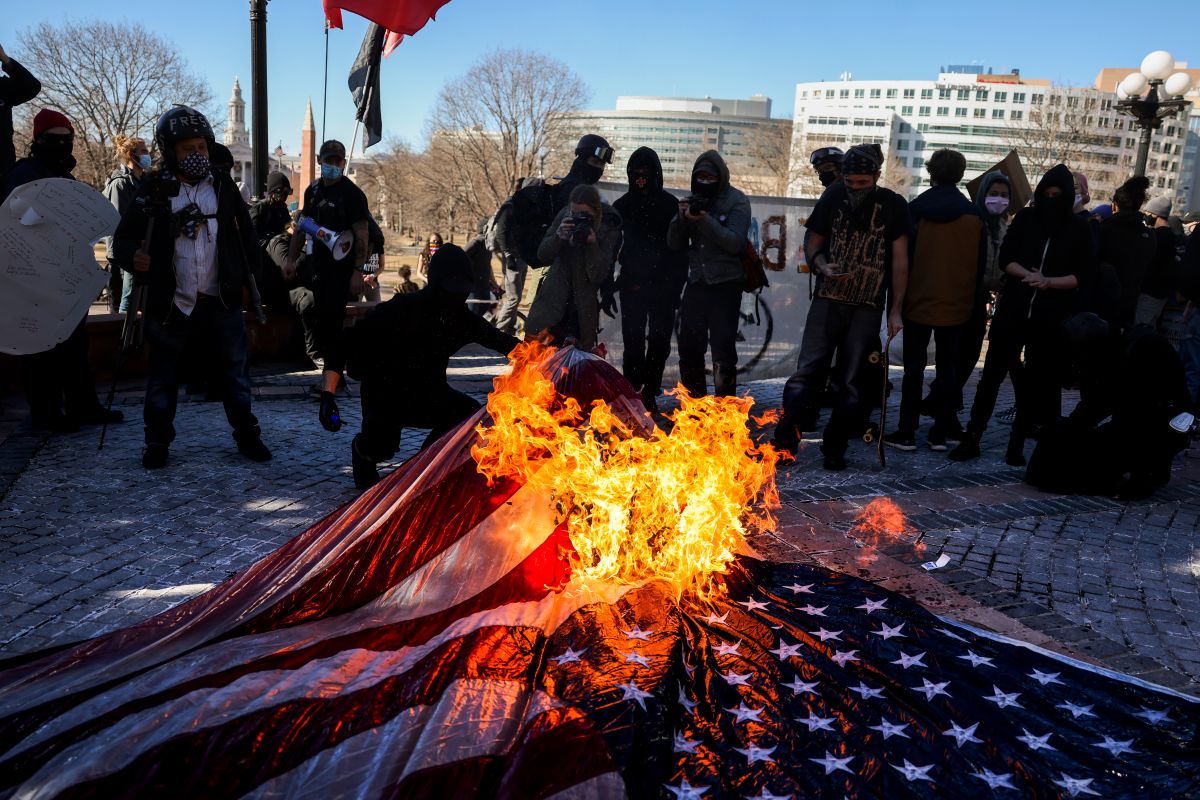 Miembros de Antifa quemaron una bandera estadounidense cerca del Capitolio estatal en Colorado.
