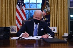 Biden ordena detener la construcción del muro de Trump en la frontera
