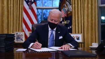Biden firmó varios decretos en su primer día.