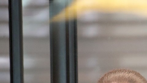 La TSA implementará más restricciones en vuelos, para evitar contagios de COVID-19.