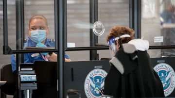 La TSA implementará más restricciones en vuelos, para evitar contagios de COVID-19.