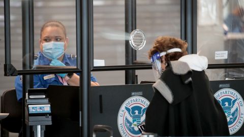 La TSA implementará más restricciones en vuelos, para evitar contagios de COVID-19.