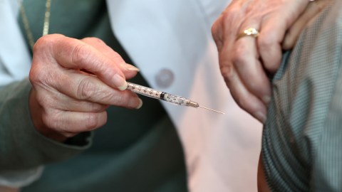 Personas de 65 años ahora pueden recibir la vacuna del coronavirus.