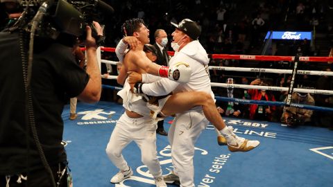 Ryan Garcia festeja con locura su triunfo por nocaut sobre Luke Campbell.