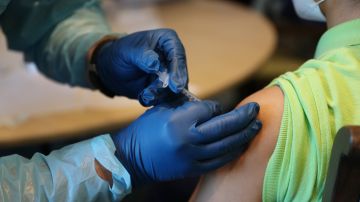 Florida ha vuelto a restringir la aplicación de vacunas a residentes.