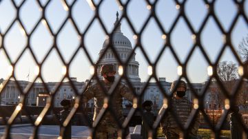 El despliegue de la Guardia Nacional se suma a otras acciones, como la instalación de un muro metálico para evitar el ingreso al Capitolio. / FOTO: GETTY
