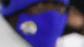 Aaron Rodgers celebra tras lanzar un pase de touchdown contra los Rams.