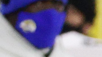 Aaron Rodgers celebra tras lanzar un pase de touchdown contra los Rams.