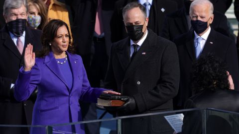 Kamala Harris y Joe Biden juran al cargo