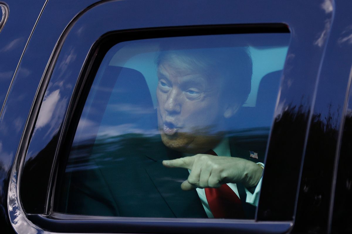 El expresidente Donald Trump rumbo a su mansión en Mar-a-Lago tras llegar al aeropuerto de West Palm Beach, en Florida.