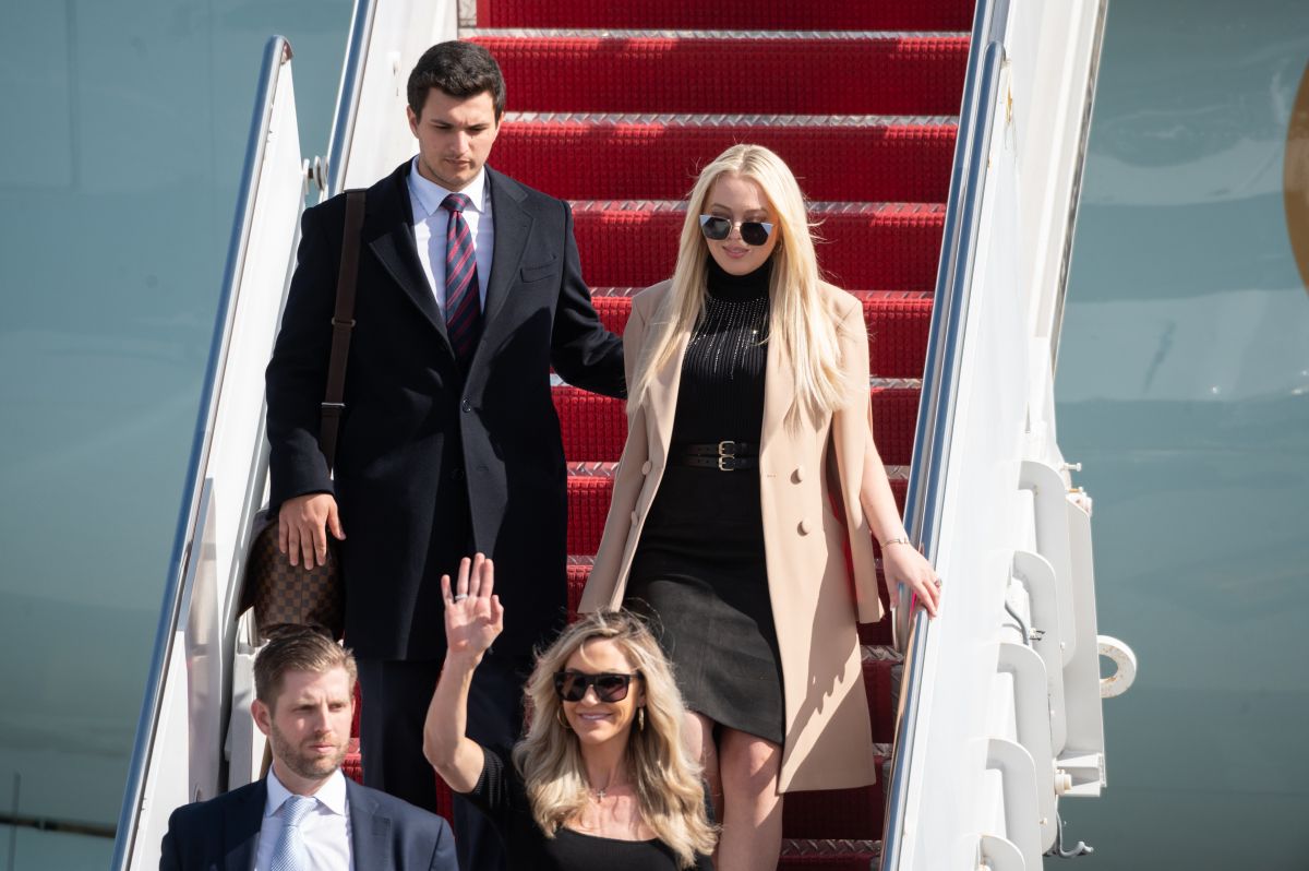 Tiffany Trump junto a su prometido Michale Boulos a su llegada al aeropuerto de West Palm Beach en Florida este viernes.