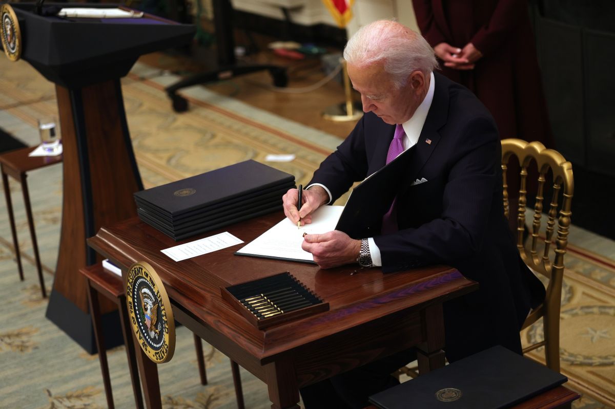 El presidente Biden busca reducir las diferencias raciales en políticas gubernamentales.