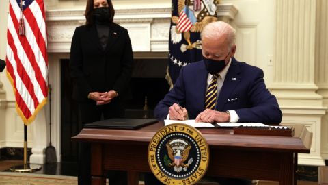 El presidente Biden presiona para la aprobación de plan económico contra coronavirus.