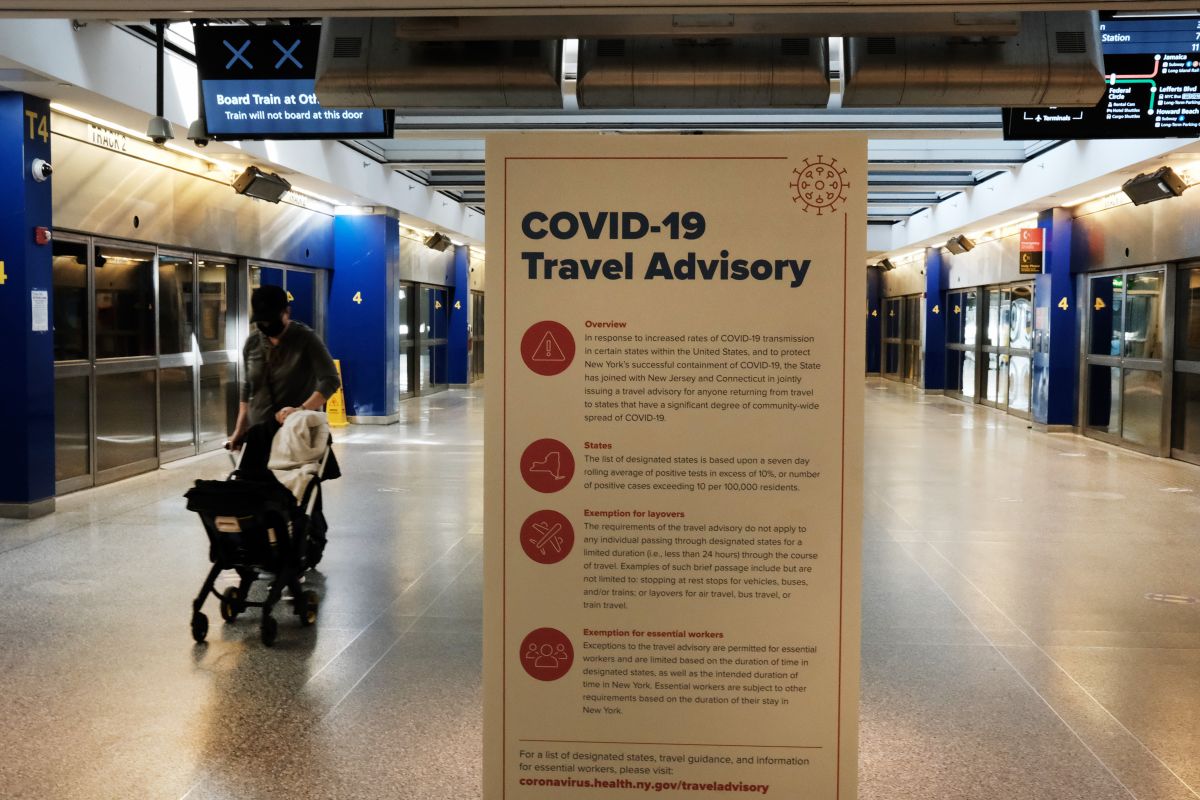 Una pasillo del Aeropuerto JKF en Nueva York muestra avisos de vuelo relacionados con la COVID-19.