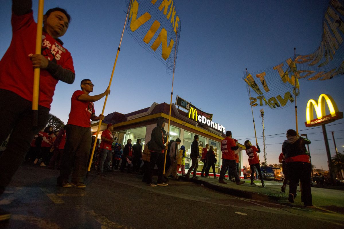Los empleados de comida rápida exigen un salario mínimo nacional de al menos $15 dólares por hora.