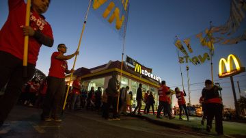 Trabajadores cadenas de comida rápida se declaran en huelga, buscan un aumento en el salario mínimo
