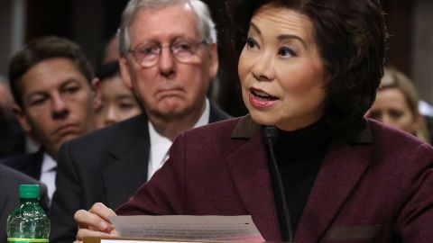 Elaine Chao es esposa del líder del Senado, Mitch McConnell.