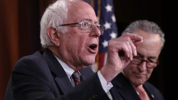 Los senadores Bernie Sanders y Charles Schumer lideran el plan de ayuda económica en el Senado.