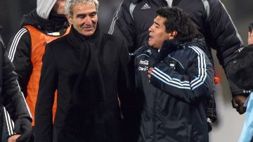Domenech y Maradona durante un partido amistoso entre Francia y Argentina.