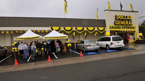 Dollar General pagará a sus trabajadores para que se vacunen de COVID-19