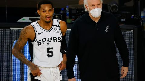 Gregg Popovich es el primer entrenador en recibir la vacuna.