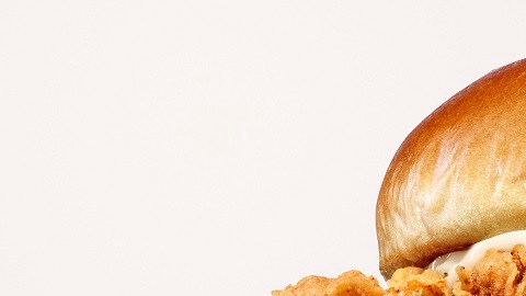 El KFC Chicken Sandwich tiene un filete de pechuga de pollo extra crujiente de un cuarto de libra.