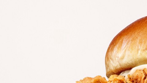El KFC Chicken Sandwich tiene un filete de pechuga de pollo extra crujiente de un cuarto de libra.