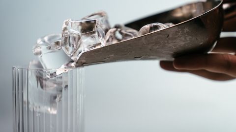 Las máquinas de hielo se deben limpiar y desinfectar de manera regular.
