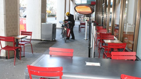 Ola de frío invernal de este viernes mantenía vacías las áreas exteriores de muchos de estos comercios.
