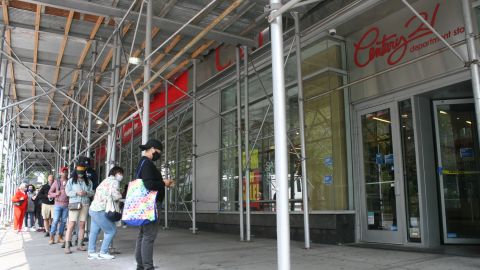 Algunas cadenas de ropa como Century 21 remataron toda su mercancía dejando a miles desempleados.